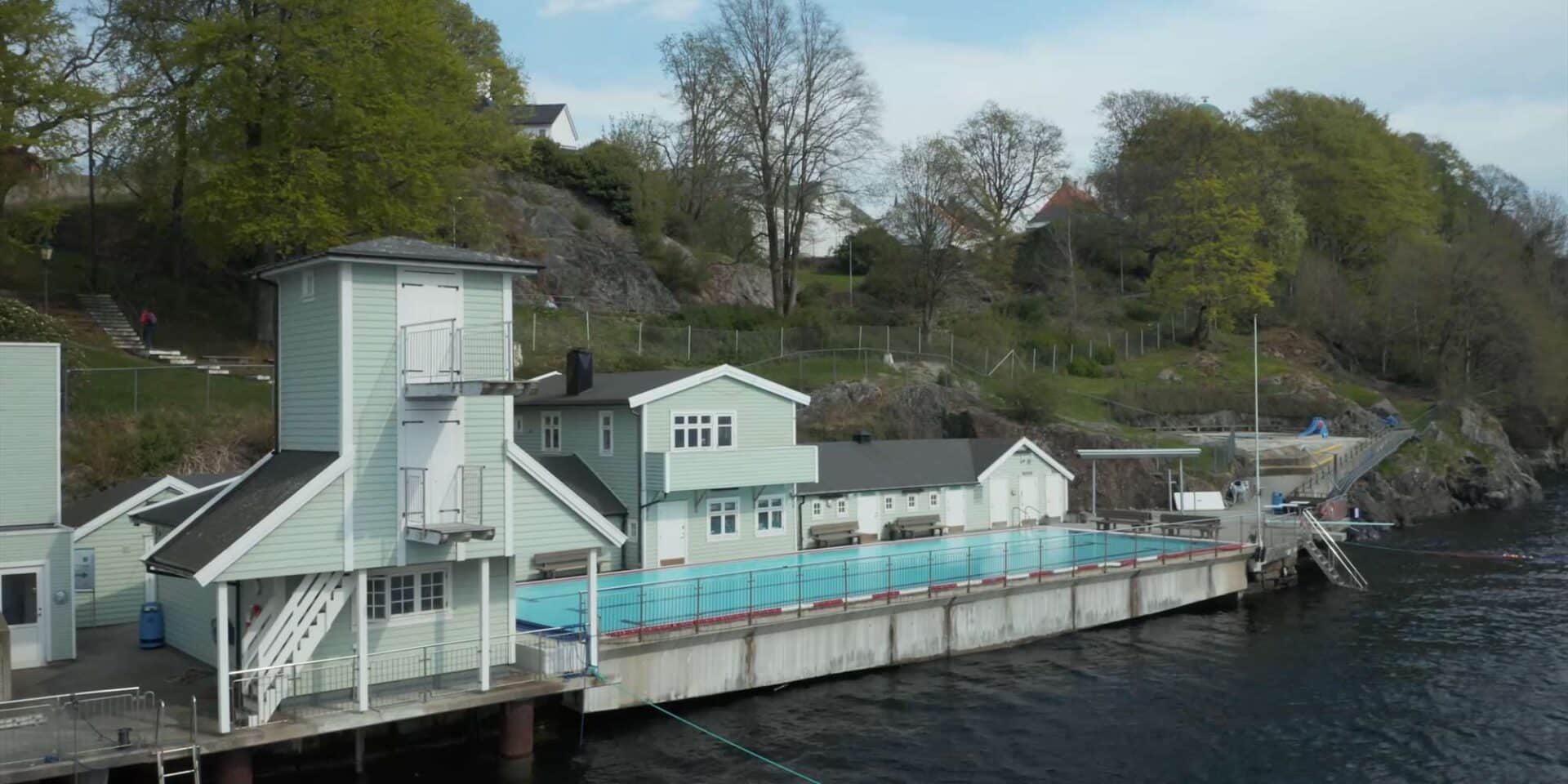 The Nordnes Sjøbad seawater swimming pool next to the sea with Nordnesparken in the back.